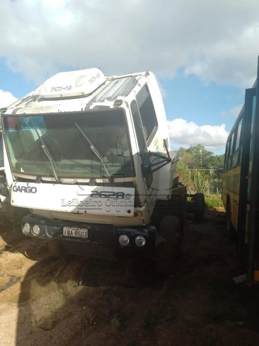 LOTE 0004 - UM CAMINHÃO FORD/CARGO/ NO CHASSI 2628 E, PLACA IQA8318, ANO 2009, COR BRANCA