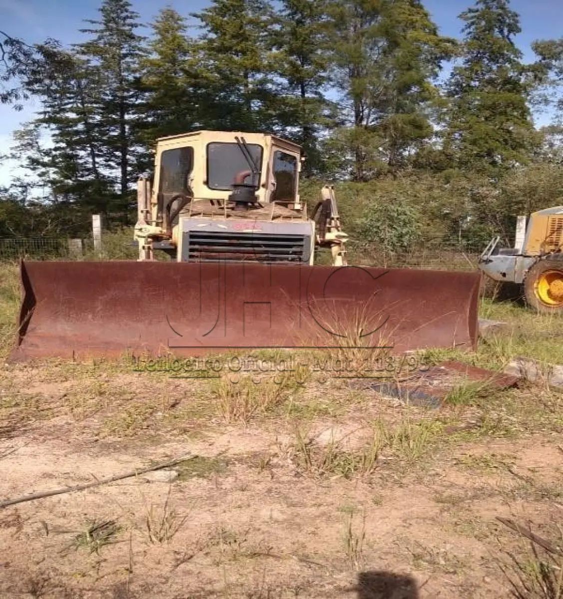 LOTE  - UM TRATOR DE ESTEIRA YD130, MARCA YTO