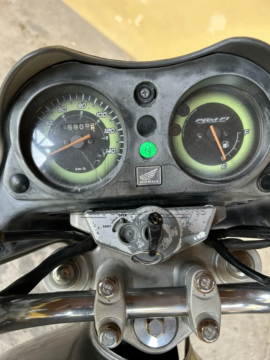 LOTE 002 - UMA MOTOCICLETA HONDA CG/150 TITAN, PLACA IQHH-5J38, ANO/MODELO 2009/2009, COR CINZA