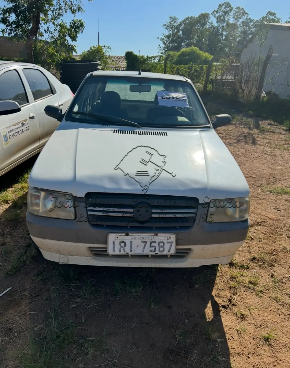 Fiat Uno 2010 Branco Motor e Suspensão para Reparos