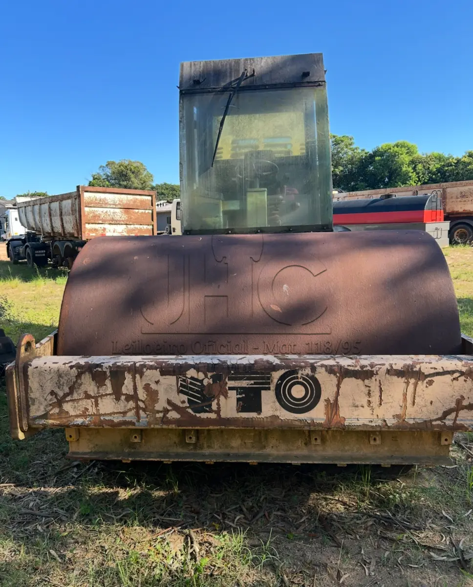 LOTE 011 - ROLO COMPACTADOR YTO 2011