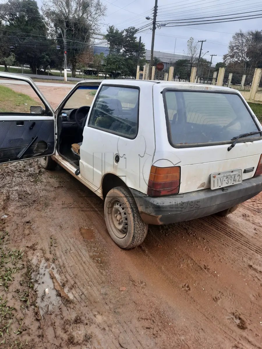 LOTE 000 - UM VEÍCULO FIAT UNO MILLE EX ANO 1999
