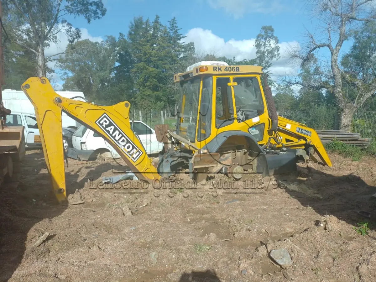 LOTE 0007 - UMA RETROESCAVADEIRA RANDON, ANO 2009, MOTOR MWM - MOTOR DE TRANSMISSÃO EM CONDIÇÕES, SEM PNEUS E SEM CONCHA TRASEIRA.