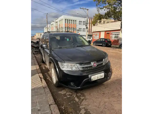 UM VEÍCULO FIAT FREEMONT PREC AT6, PLACA IVE-6198, ANO/MODELO 2013/2014