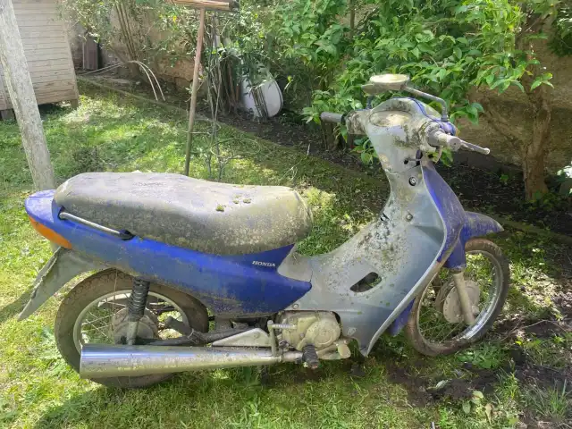 UMA MOTOCICLETA HONDA BIZ C100 - PLACA ILH-9538 - 2003/2003