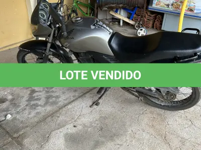LOTE 002 - UMA MOTOCICLETA HONDA CG/150 TITAN, PLACA IQHH-5J38, ANO/MODELO 2009/2009, COR CINZA
