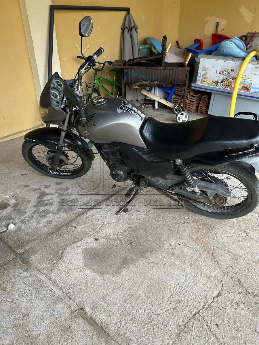 LOTE 002 - UMA MOTOCICLETA HONDA CG/150 TITAN, PLACA IQHH-5J38, ANO/MODELO 2009/2009, COR CINZA