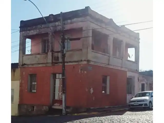 UM PRÉDIO DE ALVENARIA NO CENTRO DE LAVRAS DO SUL/RS