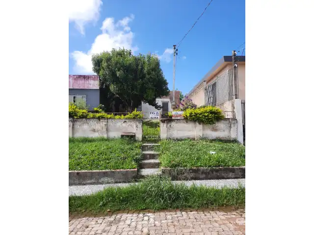 UM PRÉDIO DE ALVENARIA NA RUA MONTEIRO ALVES, 615