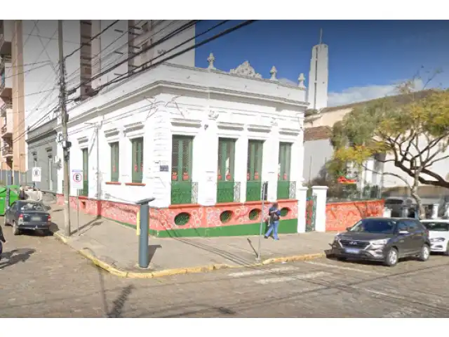 UM PRÉDIO DE ALVENARIA NO CENTRO DE BAGÉ/RS