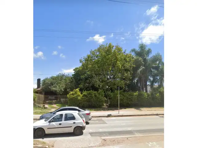 UM PRÉDIO DE ALVENARIA NA AVENIDA SANTA TECLA