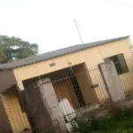 UM PRÉDIO DE ALVENARIA NO BAIRRO MORGADO ROSA