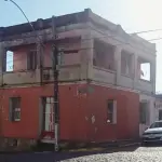 LOTE 000 - UM PRÉDIO DE ALVENARIA NA RUA CORONEL MESA, N° 416, NO CENTRO DE LAVRAS DO SUL/RS