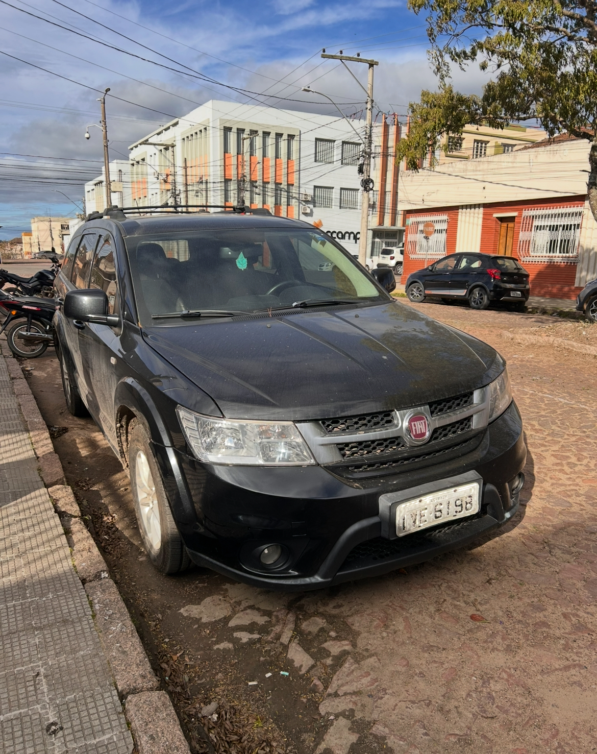 UM VEÍCULO FIAT FREEMONT PREC AT6, PLACA IVE-6198, ANO/MODELO 2013/2014