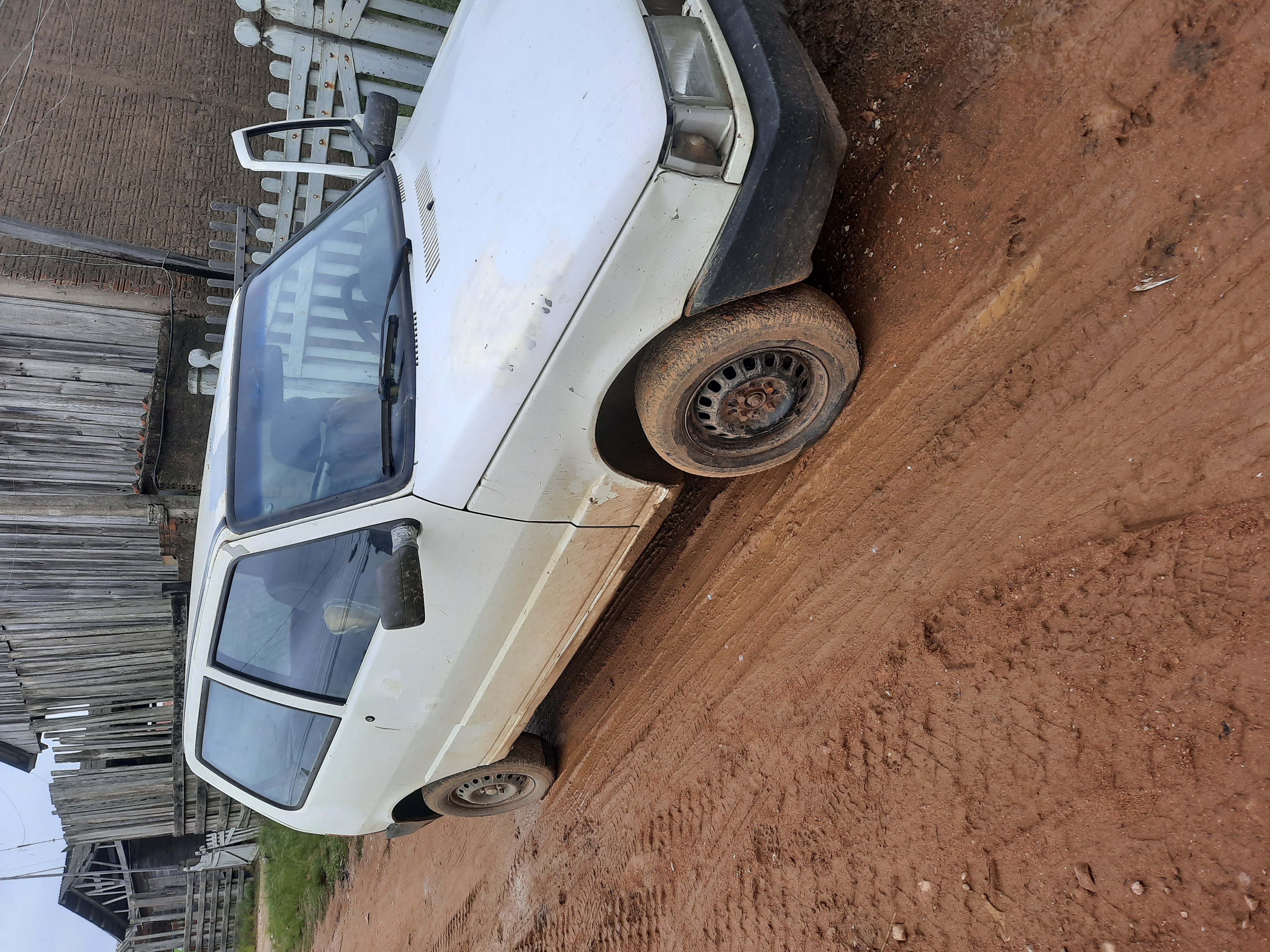 UM VEÍCULO FIAT UNO MILLE EX ANO 1999