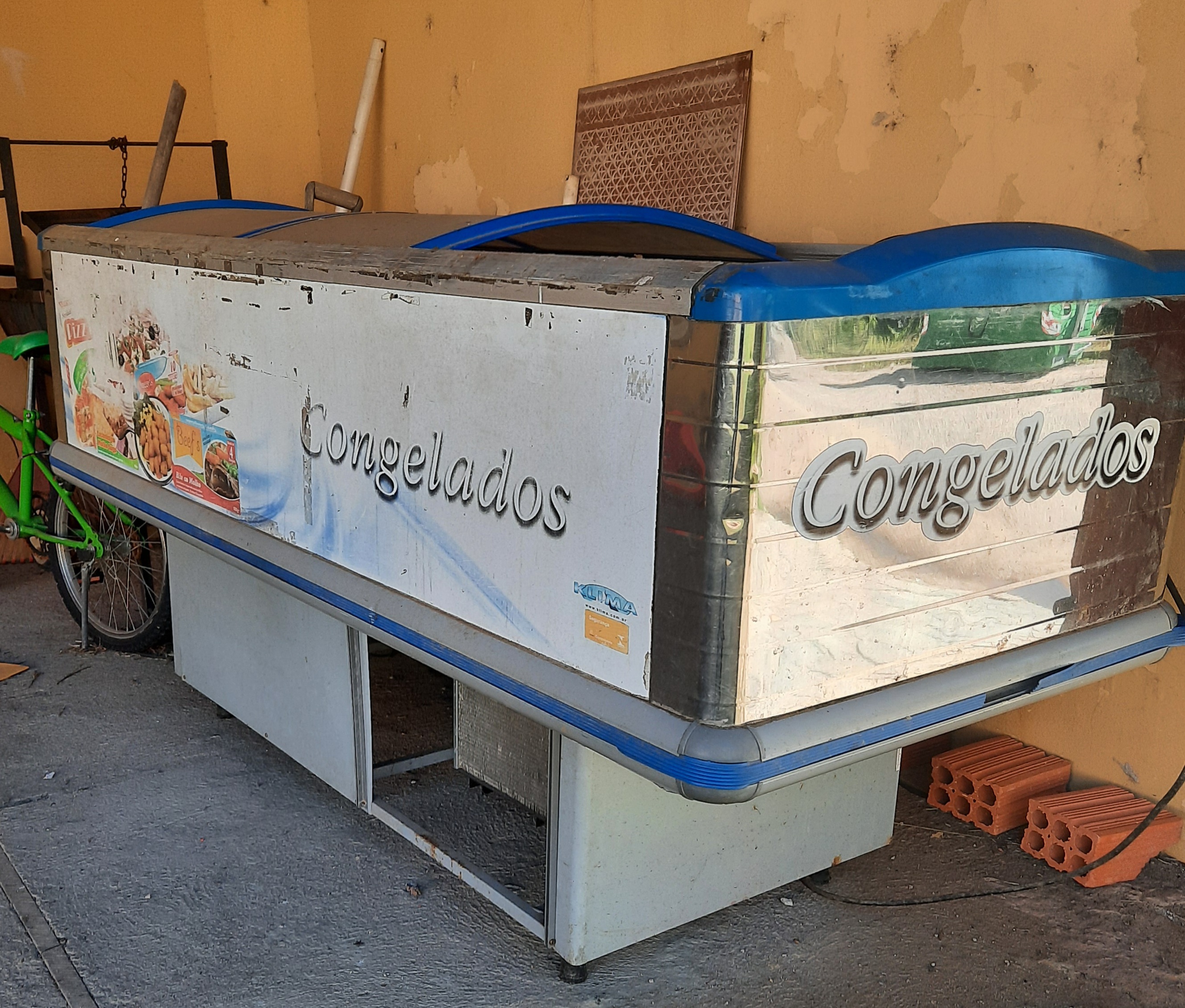 UM FREEZER ILHA COM MOTOR AVARIADO