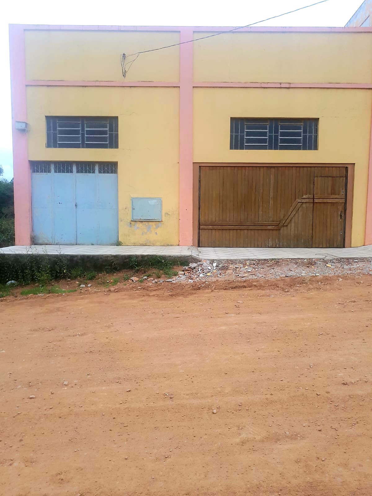 UM PRÉDIO COMERCIAL (DEPÓSITO) E UM TERRENO NO BAIRRO IVONE