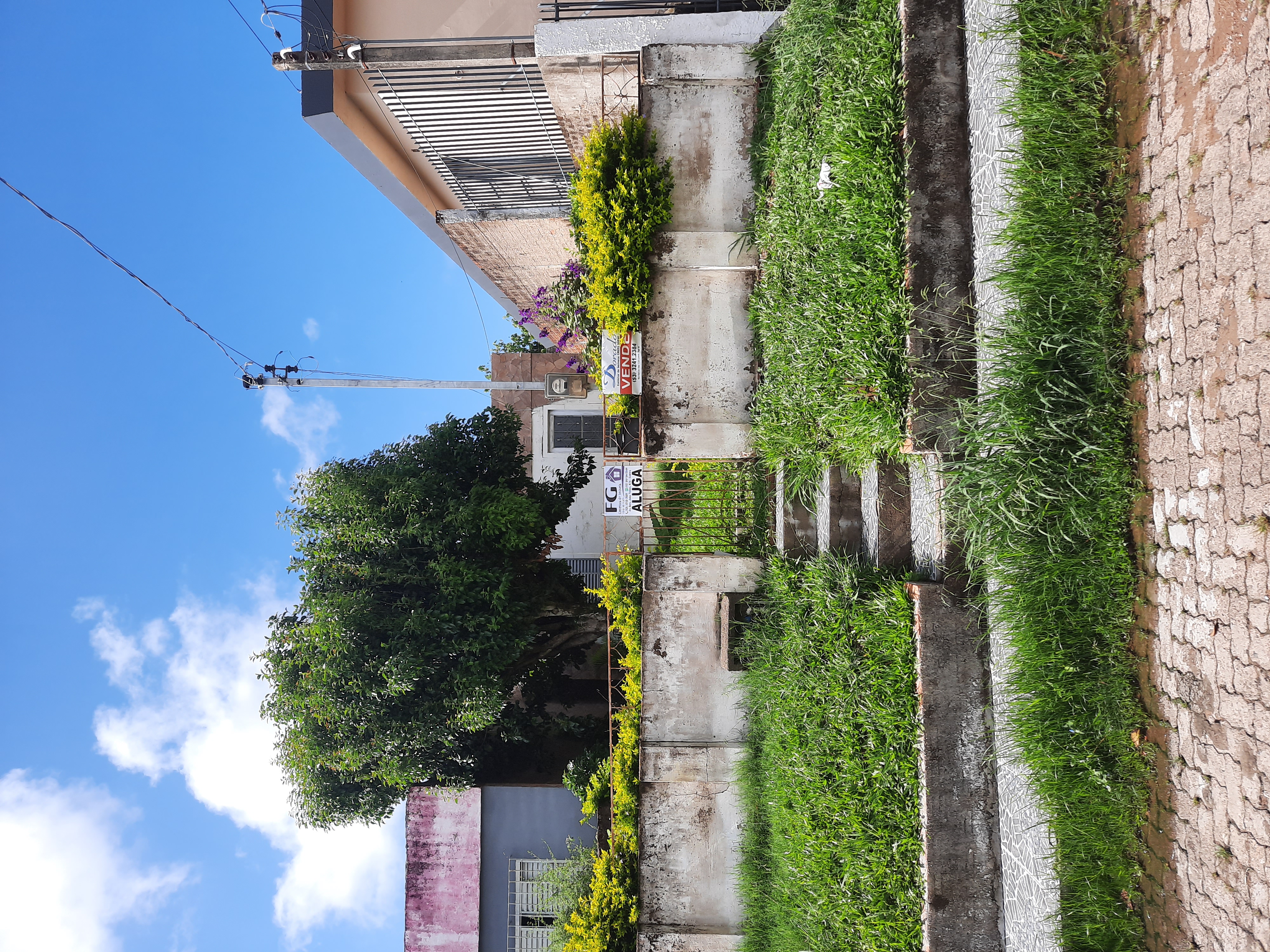 UM PRÉDIO DE ALVENARIA NA RUA MONTEIRO ALVES, 615