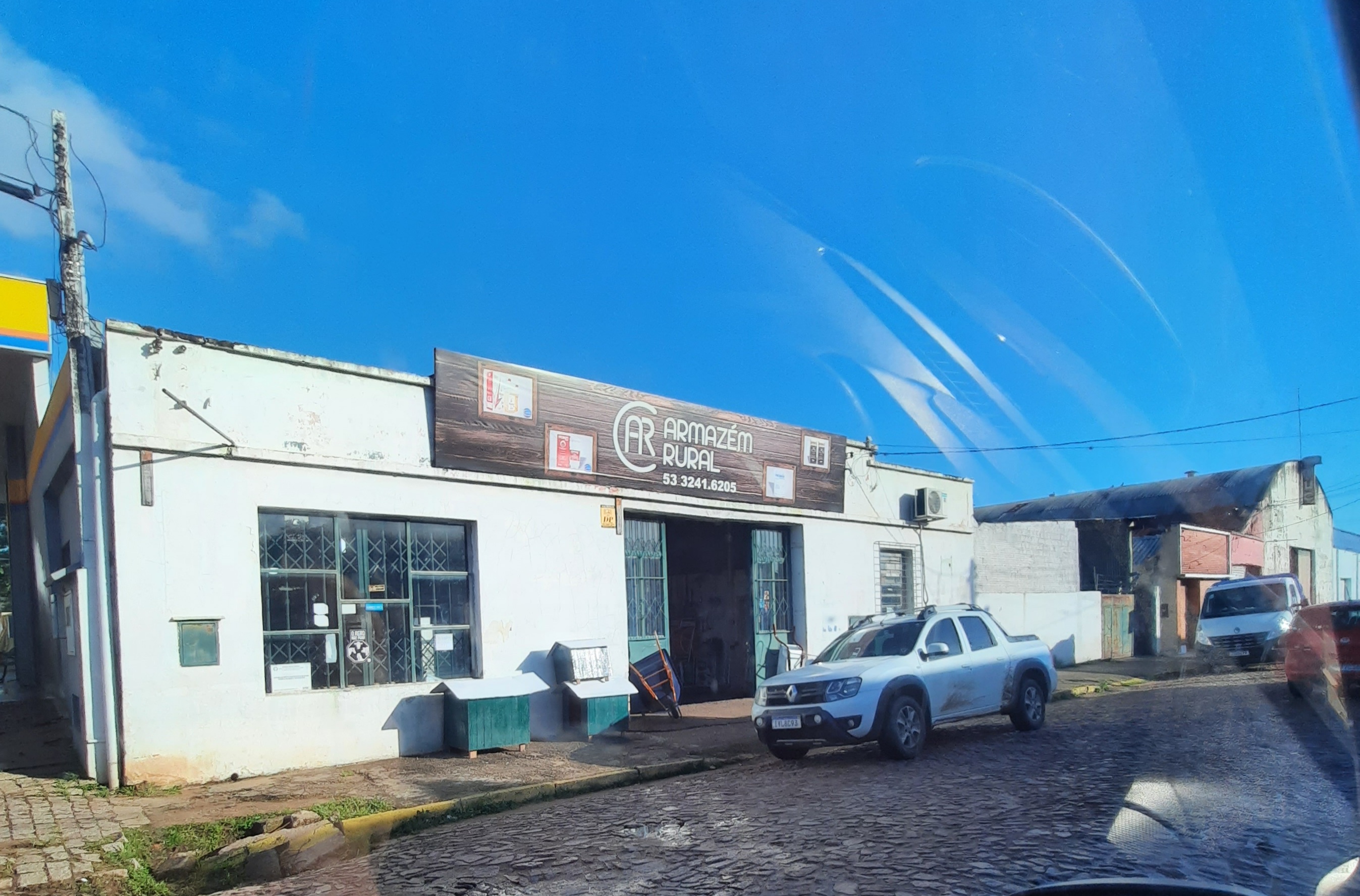 UM PRÉDIO COMERCIAL DE ALVENARIA NA RUA CORONEL PEDROSO - 28m x 29m