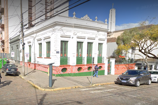 UM PRÉDIO DE ALVENARIA NO CENTRO DE BAGÉ/RS