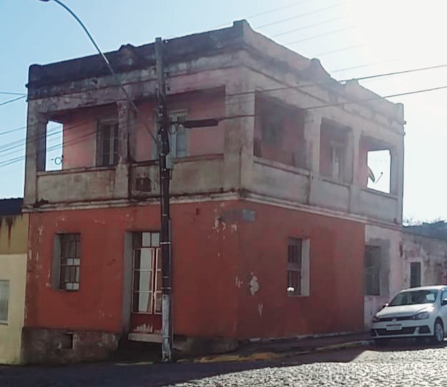 UM PRÉDIO DE ALVENARIA NO CENTRO DE LAVRAS DO SUL/RS- RUA CORONEL MESA, N° 416 - SOBRADO DE ESQUINA